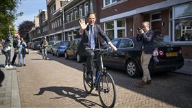 荷蘭首相呂特喜歡騎車趴趴走（圖／美聯社／達志影像）