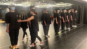 ▲「禮儀先生」培訓課程中，每位學生都必須依照老師指導，緊貼鏡面調整儀態。（圖／業者提供）