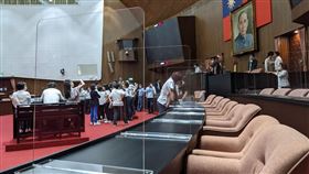 鄭運鵬分享議場的第一現場，沒想到捕捉到亂入珍又要故意製造衝突的爬牆第一現場。（圖／翻攝自臉書）