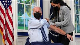 ▲美國總統拜登（Joe Biden）在美國華盛頓白宮示範捲起袖子接受第三劑BNT疫苗接種。（圖／CTWANT提供）