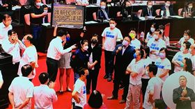 藍綠國會衝突，時代力量怒批：國民黨根本在護航民進黨（圖／翻攝自邱顯智臉書）