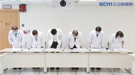 新北市三峽恩主公醫院接種BNT疫苗出現醫療疏失，團隊跟社會大眾鞠躬致歉。（圖／翻攝畫面）