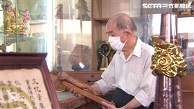 施至輝老師與他的木雕作品(圖/寶島神很大