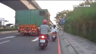 拖車貨櫃橫著走　網友怒：路都給你走