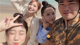 阿圓海邊露奶。網友朝聖狂喊：蔡哥必須死（圖／翻攝自阿圓IG）