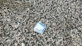 地上爽撿對折千鈔！打開見「殘忍真相」　全場笑翻：太有才（圖／翻攝自路上觀察學院）