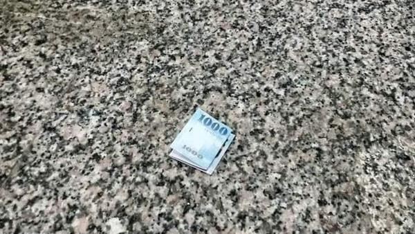 地上爽撿對折千鈔　一打開全場笑翻