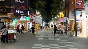 西門町，降二級人潮，路邊吃小吃，拔口罩，（圖／記者劉沛妘攝影）