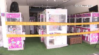 吸膠男鬧娃娃機店　跳上保全車頂跳舞