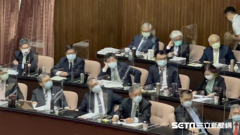 直擊／藍綠激戰　陳時中議場閉眼打盹