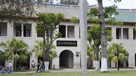 廈門大學因網路言論解聘教師在中國大陸教書須謹言慎行。廈門大學繼6月份因課堂上的「偏激言論」解聘教授尤盛東後，9月1日再以網路上發表「錯誤言論」的理由，將助理教授周運中解聘。圖為廈門大學校園。（資料照片）中央社記者張淑伶廈門攝  107年9月2日