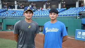 ▲中信兄弟岳東華、富邦悍將岳少華兄弟合影。（圖／富邦悍將球團提供）