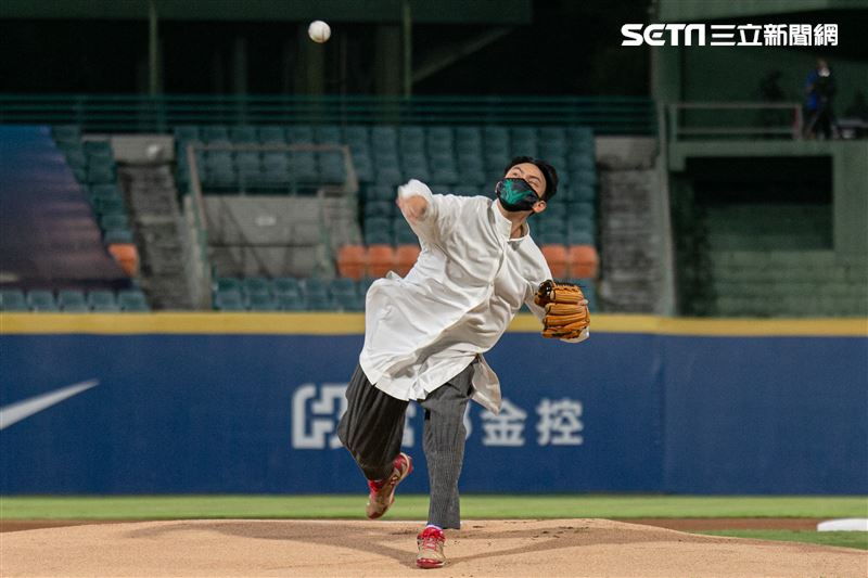 張震於新莊棒球場為富邦悍將開球。（圖／記者楊澍攝影）