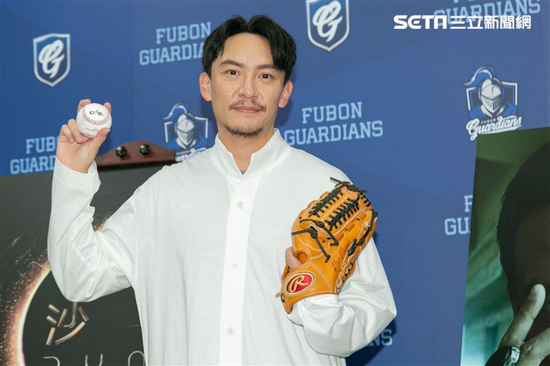 張震於新莊棒球場為富邦悍將開球。（圖／記者楊澍攝影）