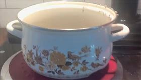 路易在鍋中烹煮東西，竟是自己母親的骨灰。（圖／翻攝自路易IG）