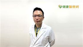 洪啟盛醫師說，年長者常有多重慢性疾病，若血壓失控而沒有及時察覺，可能就會引發中風、心肌梗塞或主動脈剝離等急性併發症，或產生胸悶、頭痛、特別喘等高血壓急重症警訊，這時情況就會非常危急。