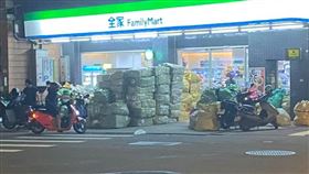 店員想哭！超商外驚見「超浮誇包裹山」　網傻：物流中心？（圖／翻攝自爆廢公社公開版）