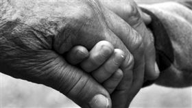 老人,牽手(圖/PIXABAY)