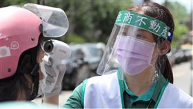 ▲ 五泰房屋協助泰山區公所維護防疫措施，像是在傳統市場入口處幫忙民眾進入時，進行噴灑酒精、測量體溫等防疫工作。（圖／五泰房屋提供）