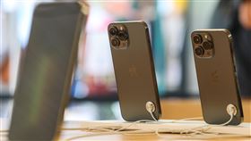 蘋果新機開賣（2）蘋果iPhone 13系列新機24日開賣，信義A13直營店內展示新機種iPhone 13 Pro（右）、iPhone 13 Pro Max（左）。中央社記者鄭清元攝  110年9月24日