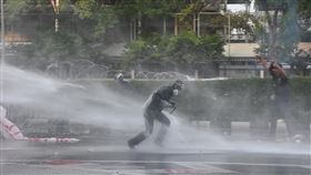泰國抗議人士遭水砲驅離泰國反政府示威人士28日在靠近總理府的楠稜路口（Nang Leong Junction）遭到警方以水砲車驅離。中央社記者呂欣憓曼谷攝 110年9月28日