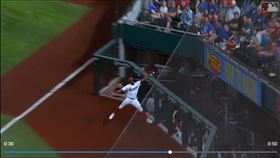 ▲遊騎兵外野手賈西亞（Adolis Garcia）神接殺平飛界外球。（圖／翻攝自遊騎兵推特）