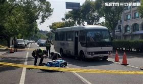新／苗栗女騎士遭捲中巴車底命危送醫（圖／翻攝畫面）