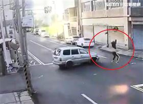 苗栗高中男無照騎重機　撞車驚悚影曝(圖/翻攝畫面)