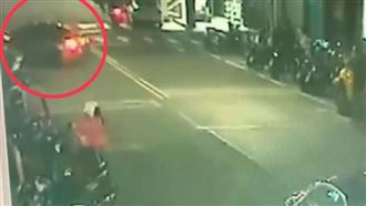 畫面曝！男大生喝茫開家人賓士撞5車