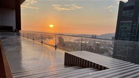 高雄承億酒店主打全台唯一高空無邊際泳池，還可以看日落。（圖／業者提供）