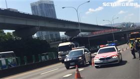 國道一號南下16.7公里處發現一具男性白骨。（圖／讀者提供）