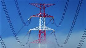 輸電鐵塔為什麼都是「紅白色」？台電解答　竟藏這原因（電力粉絲團）