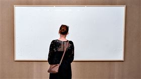 丹麥博物館委託藝術家Jens Haaning創作，沒想到成品竟是空白的畫框，讓館方傻眼。（圖／路透社／達志影像）