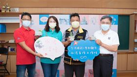 ▲ 台泥綠能與雲朗觀光攜手前進延平鄉紅葉國小，舉辦水泥手作工作坊，與全校師生一起體驗水泥手作盆器。（圖／台泥綠能提供）