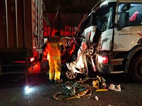 ▲高雄小港沿海北路車禍，1轎車被卡在2輛曳引車中間，嚴重扭曲變形。（圖／翻攝畫面）