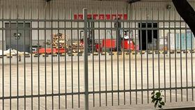 昆山限電  廠區上班人數減少中國昆山的限電政策，對製造業造成不小影響。對於10月可否有望緩解，台商的看法更是莫衷一是。圖為昆山一間工廠的倉儲區，僅有少數員工在搬運貨物。  中央社記者吳柏緯昆山攝  110年9月29日