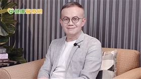 洪泰和醫師提醒，通常在術後八週，傷口會進入慢性癒合期時，則可使用水凝膠或矽膠成分的敷料，避免疤痕的形成。