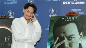 張震於新莊棒球場為富邦悍將開球。（圖／記者楊澍攝影）