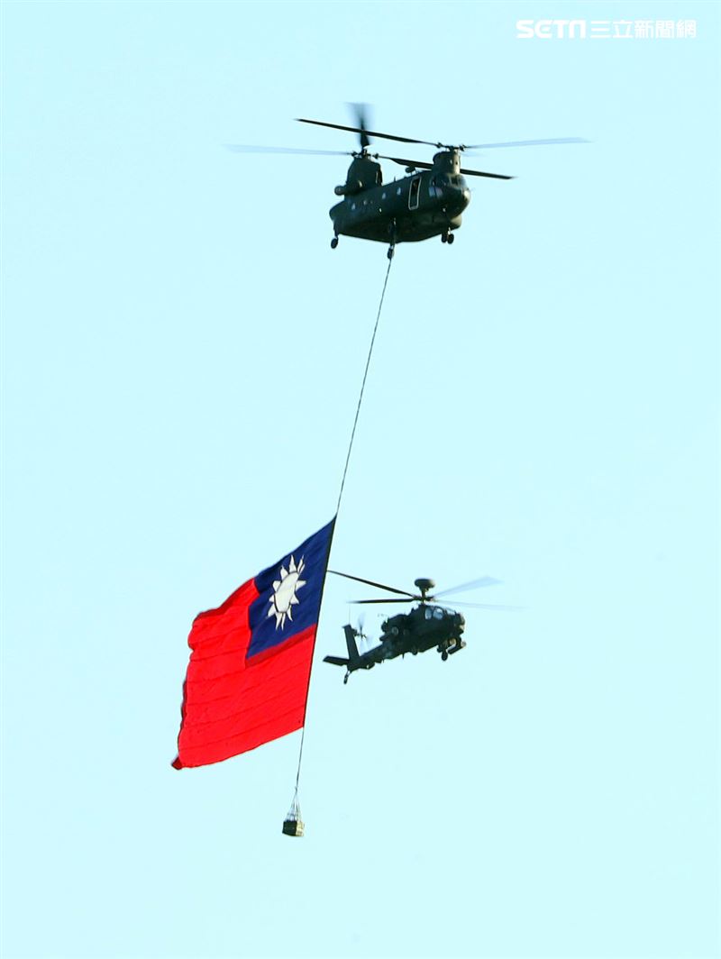 國慶日47架旋翼機、定翼機全兵力演練由CH-47SD懸掛巨幅國旗率先登場。（記者邱榮吉/攝影）