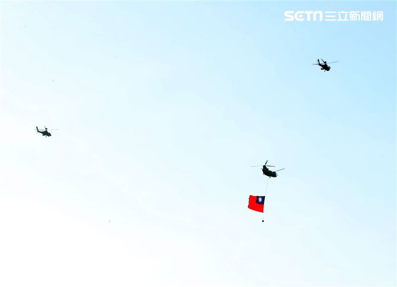 國慶日47架旋翼機、定翼機全兵力演練由CH-47SD懸掛巨幅國旗率先登場。（記者邱榮吉/攝影）