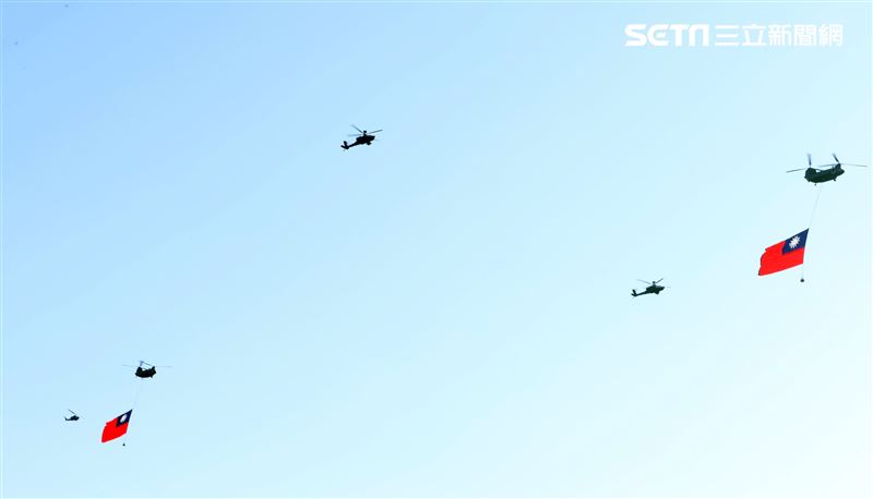 國慶日47架旋翼機、定翼機全兵力演練由CH-47SD懸掛巨幅國旗率先登場。（記者邱榮吉/攝影）