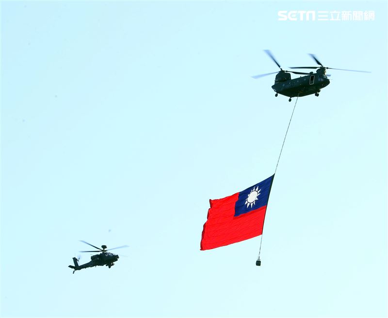 國慶日47架旋翼機、定翼機全兵力演練由CH-47SD懸掛巨幅國旗率先登場。（記者邱榮吉/攝影）