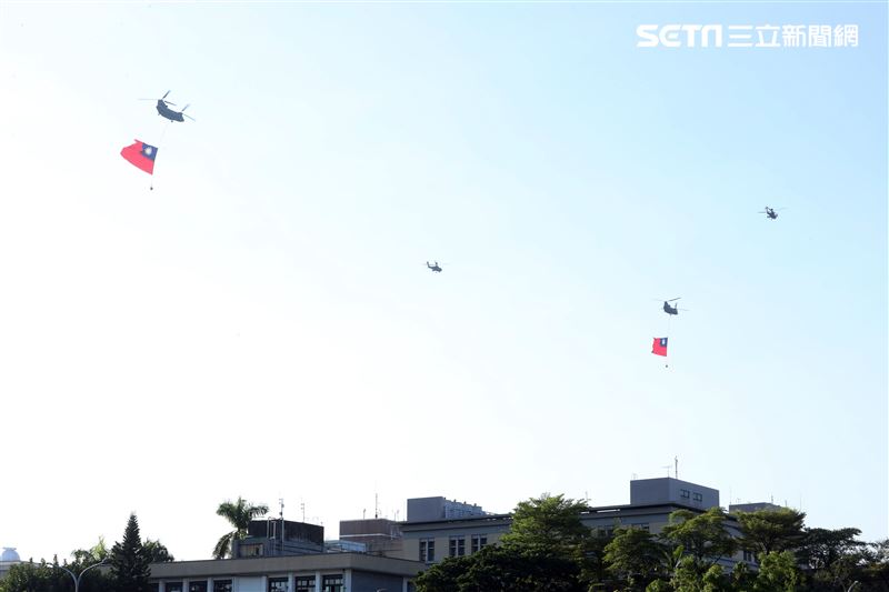 國慶日47架旋翼機、定翼機全兵力演練由CH-47SD懸掛巨幅國旗率先登場。（記者邱榮吉/攝影）