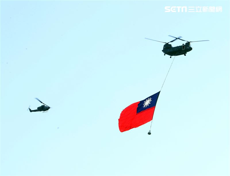 國慶日47架旋翼機、定翼機全兵力演練由CH-47SD懸掛巨幅國旗率先登場。（記者邱榮吉/攝影）