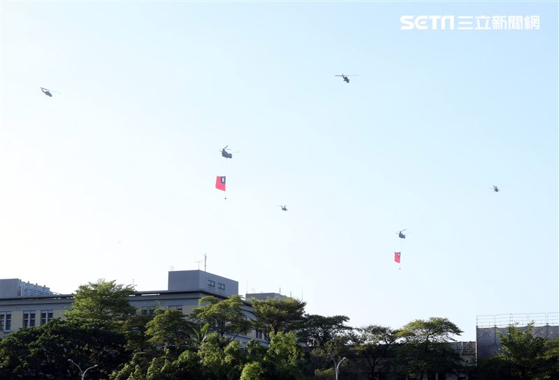 國慶日47架旋翼機、定翼機全兵力演練由CH-47SD懸掛巨幅國旗率先登場。（記者邱榮吉/攝影）