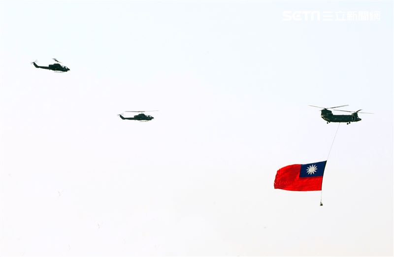 國慶日47架旋翼機、定翼機全兵力演練由CH-47SD懸掛巨幅國旗率先登場。（記者邱榮吉/攝影）
