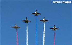 雷虎特技小組大雁隊型衝過總統府上空。（記者邱榮吉/攝影）