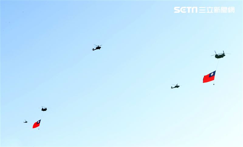 國慶日47架旋翼機、定翼機全兵力演練由CH-47SD懸掛巨幅國旗率先登場。（記者邱榮吉/攝影）