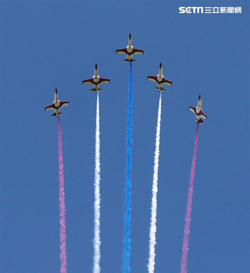 雷虎特技小組大雁隊型衝過總統府上空。（記者邱榮吉/攝影）