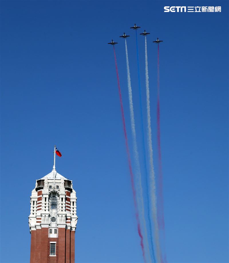 雷虎特技小組大雁隊型衝過總統府上空。（記者邱榮吉/攝影）